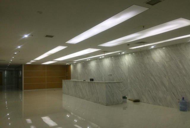 (出租) 萬達中心1000平，地鐵口，精裝修帶家具，只租45